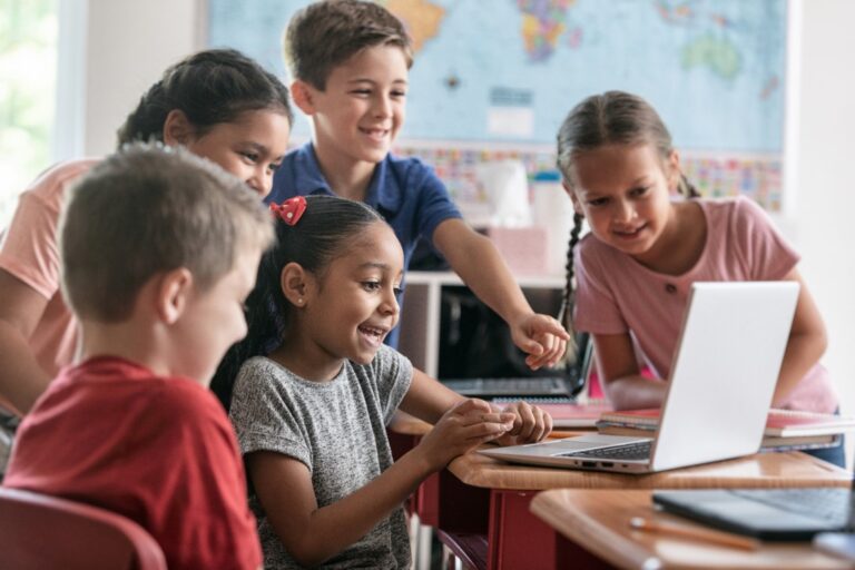 children with laptop